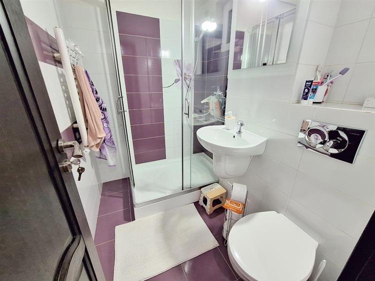 Apartament cu 3 camere decomandat în Milcov