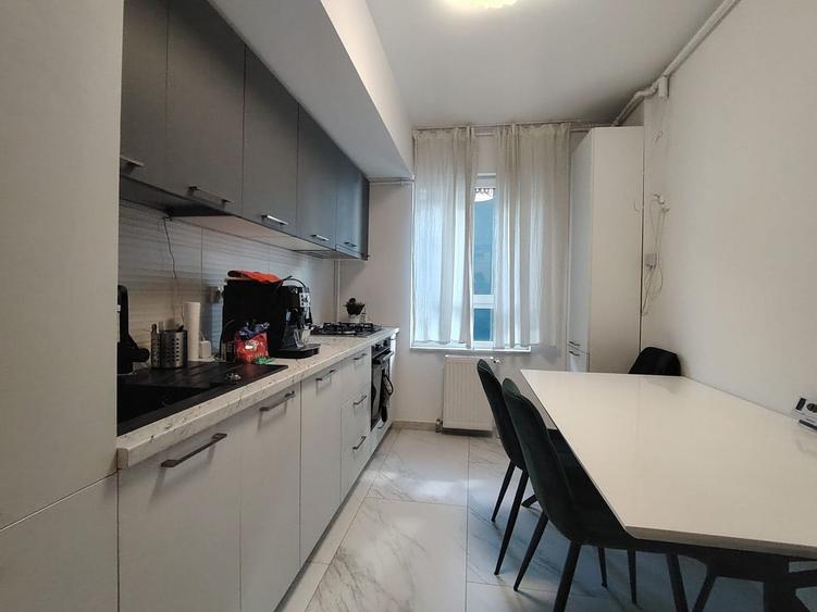 Apartament cu 3 camere decomandat, mobilat în Decebal
