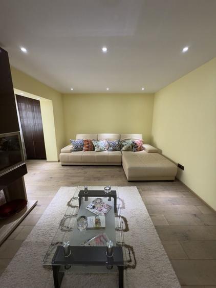 Apartament cu 3 camere decomandat în Școlilor
