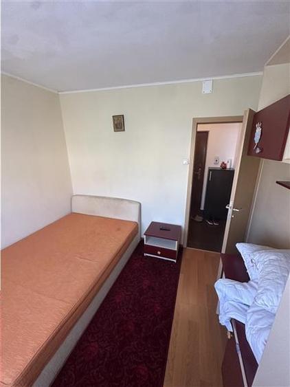 Apartament cu 3 camere semidecomandat, mobilat în Aradului