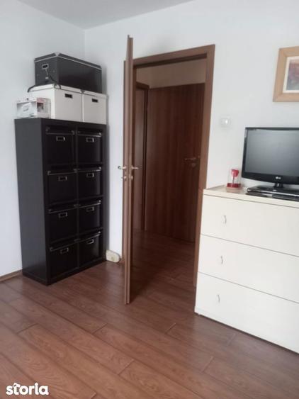 Apartament cu 3 camere semidecomandat, mobilat în Titan