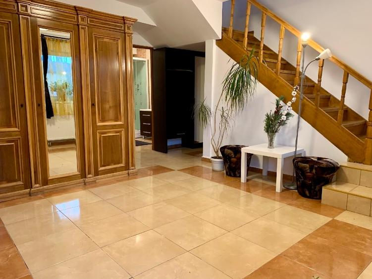 Casă individuală cu 7 camere cu Teren 1300 Mp în Sânpetru