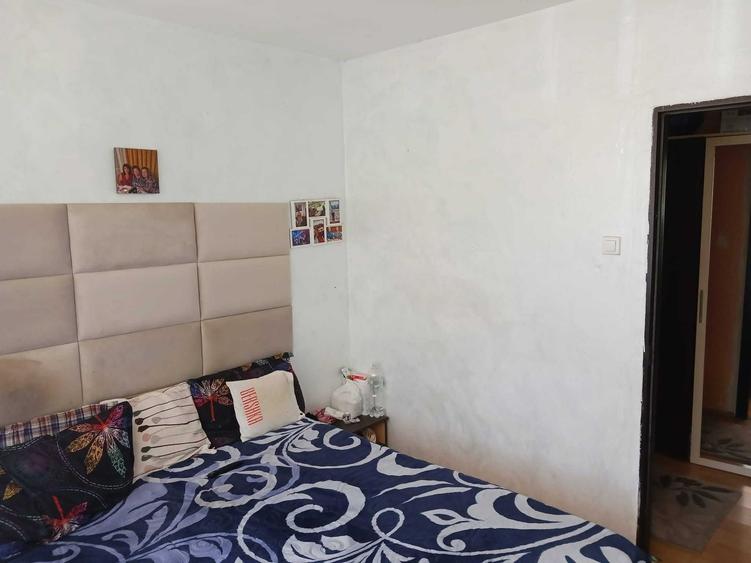 Apartament cu 4 camere semidecomandat în Micro 16