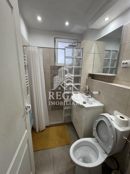 Apartament cu 2 camere semidecomandat, mobilat în Central