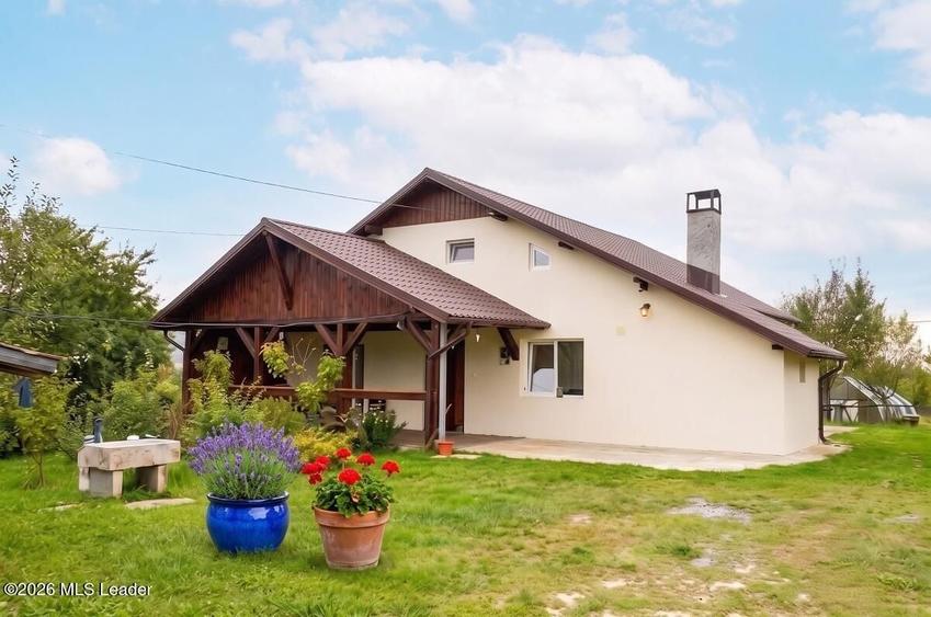 Casă individuală cu 6 camere cu Canalizare în Central