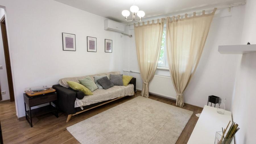 Apartament cu 2 camere semidecomandat, mobilat în Titulescu