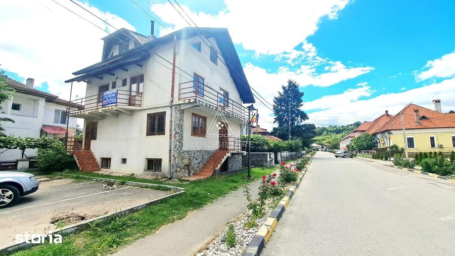 Casă cu 9 camere cu Teren 96 Mp în Central
