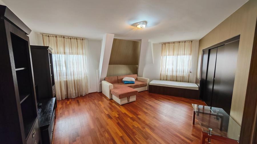Apartament cu 3 camere semidecomandat, mobilat în Badea Cârțan