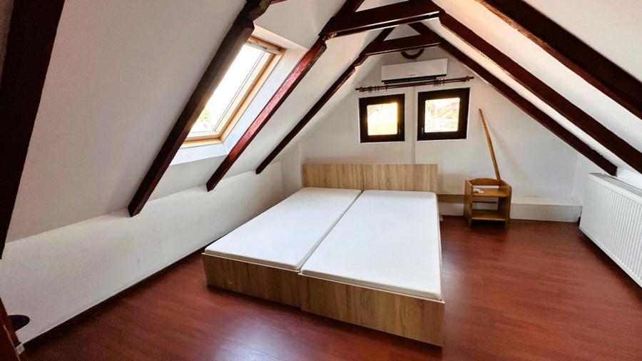 Casă cu 12 camere cu Teren 350 Mp în Central