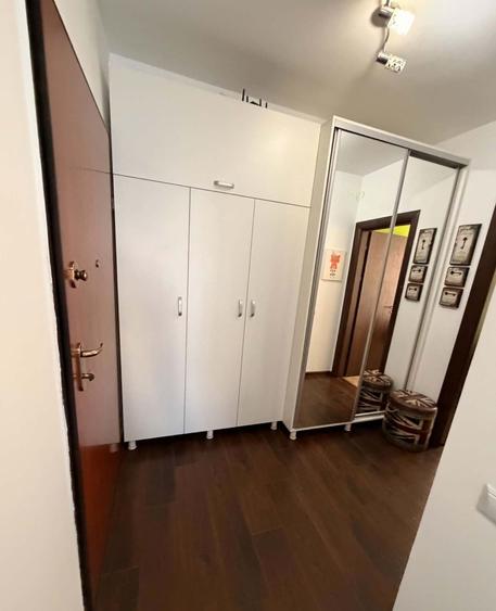 Apartament cu 3 camere semidecomandat în Berceni