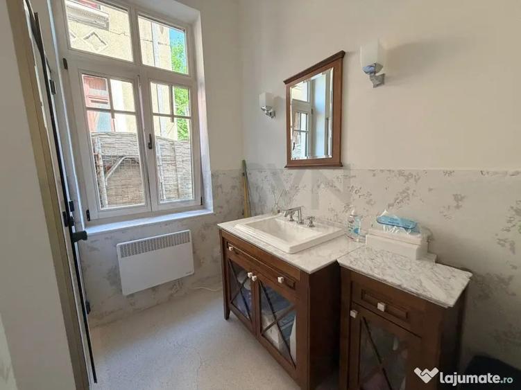 Casă cu 7 camere cu Teren 322 Mp în Central