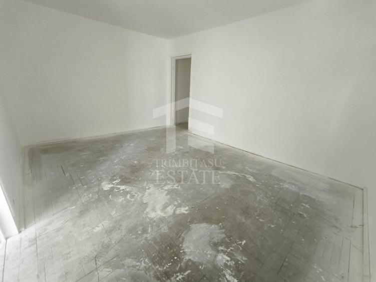 Apartament cu 3 camere semidecomandat în Central