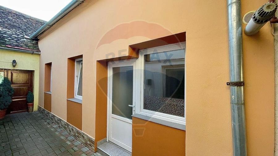 Apartament cu 4 camere semidecomandat, mobilat în Central