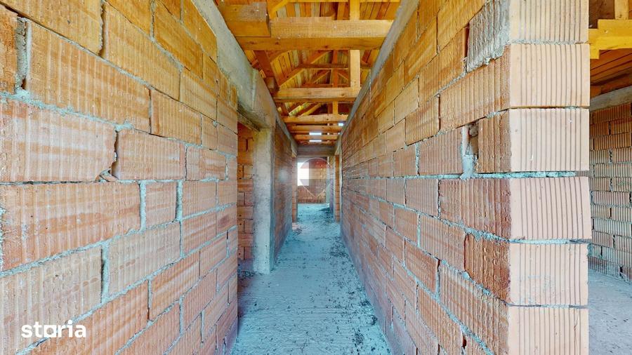 Casă cu 5 camere cu Teren 1000 Mp în Cristian