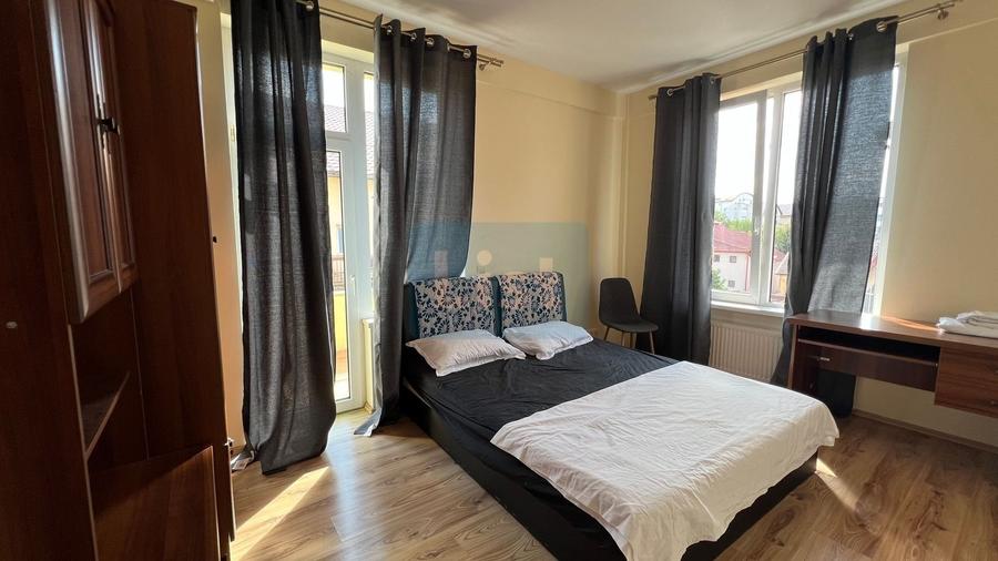 Apartament cu 4 camere semidecomandat, mobilat în Zorilor