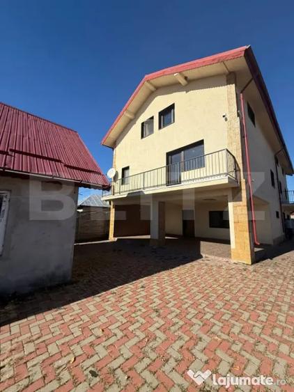 Casă cu 9 camere cu Teren 1000 Mp în Central