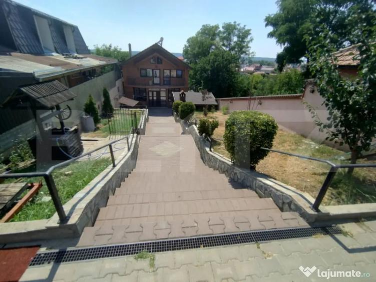 Casă cu 7 camere cu Teren 418 Mp în Romanești