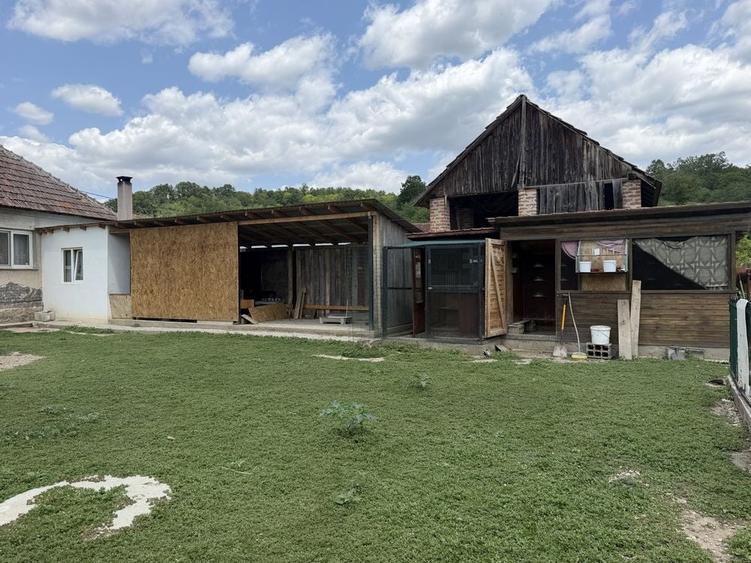 Casă cu 3 camere în Stracoș