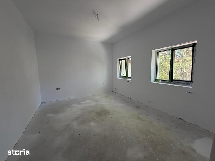 Casă cu 7 camere cu Teren 1300 Mp în Central