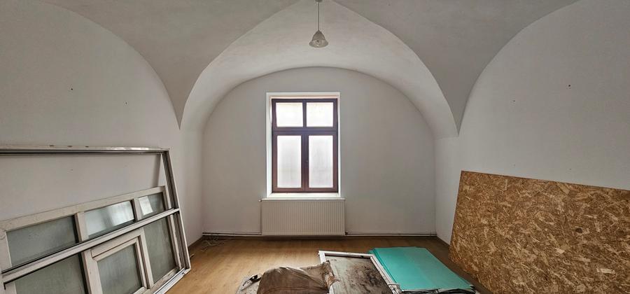 Inchiriez spatiu cu schimbarea de destinatie in alimentatie publica,Piata Mare - 8