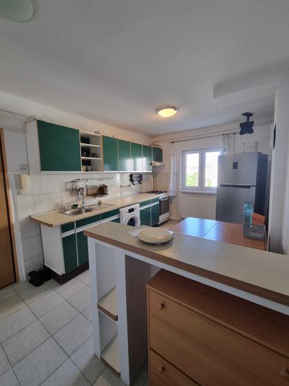 Apartament cu 3 camere semidecomandat, mobilat în Girocului