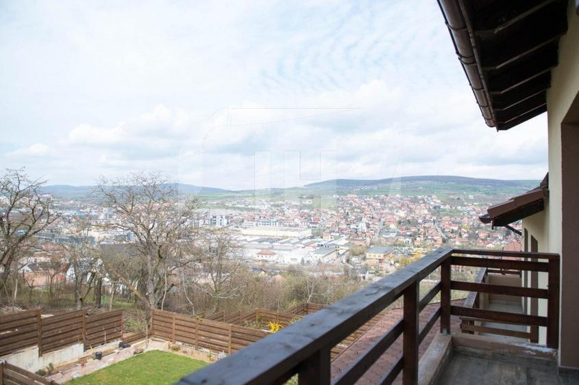Casă individuală cu 4 camere cu Piscina în Gruia