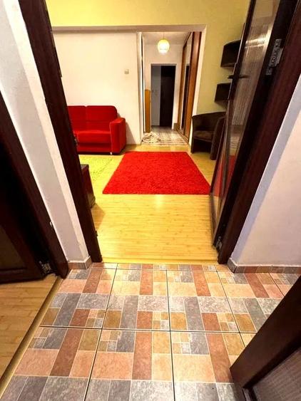 Apartament cu 3 camere semidecomandat, mobilat în Tineretului