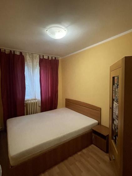 Apartament cu 3 camere semidecomandat în Palazu Mare