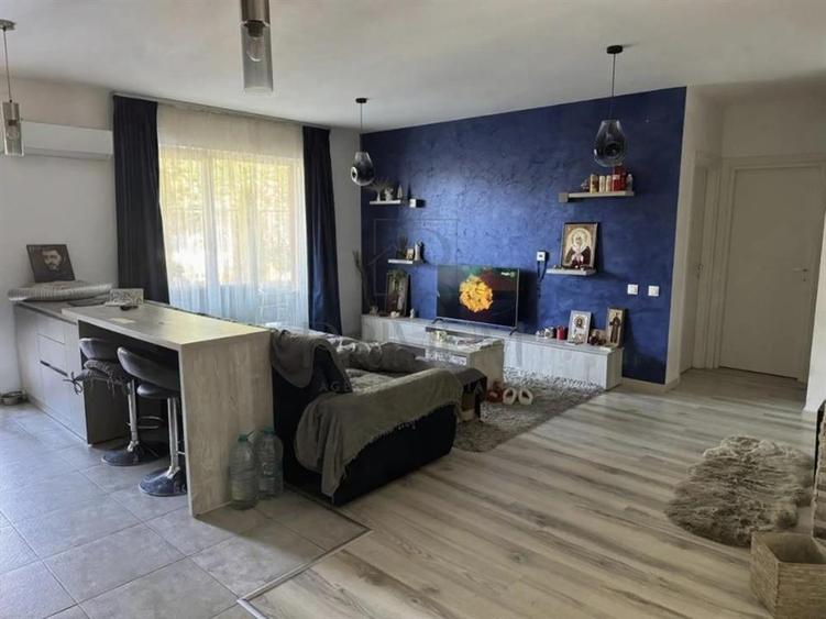 Apartament cu 3 camere decomandat, mobilat în Dumbrăvița