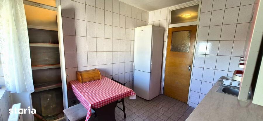 Apartament cu 3 camere decomandat în Tei