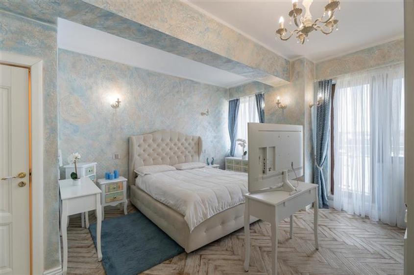 Penthouse cu 4 camere decomandat, mobilat în Central