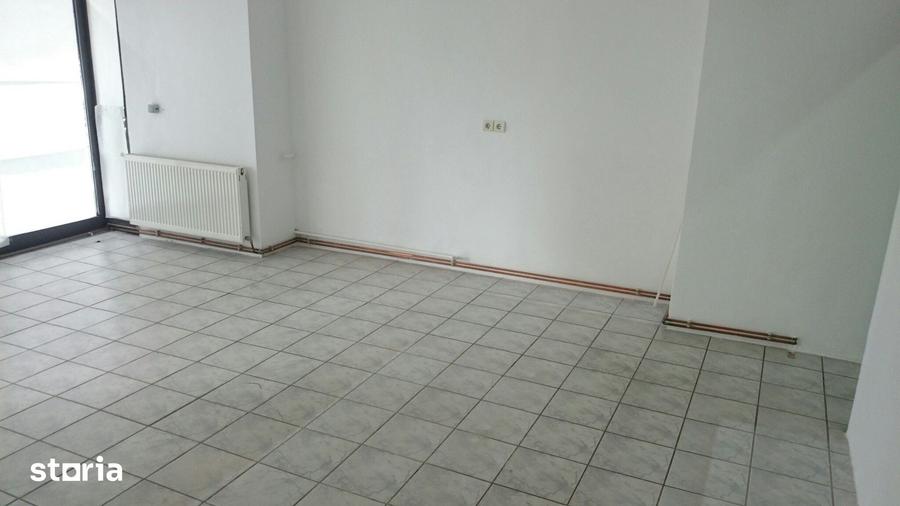 Spațiu comercial, de 70 mp, în Podu Roș
