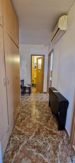 Apartament cu 3 camere decomandat, mobilat în Calea București