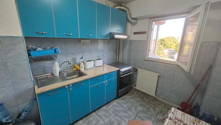 Apartament cu 3 camere decomandat în Lacul Tei