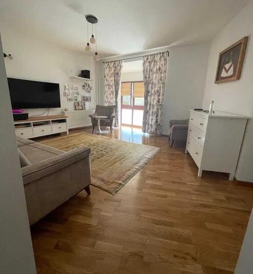Apartament cu 3 camere semidecomandat în Colentina