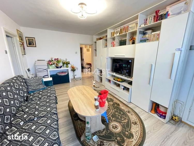 Apartament cu 3 camere semidecomandat în Podu Roș