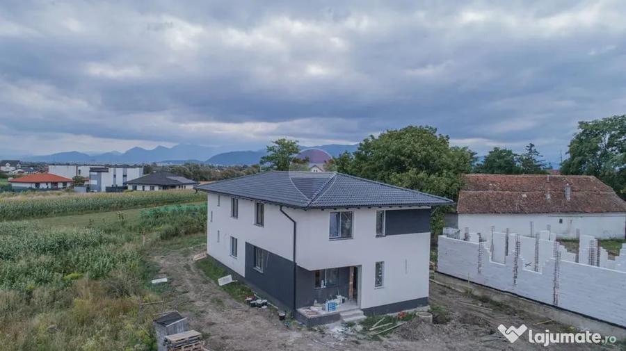 Casă cu 4 camere cu Teren 500 Mp în Stupini