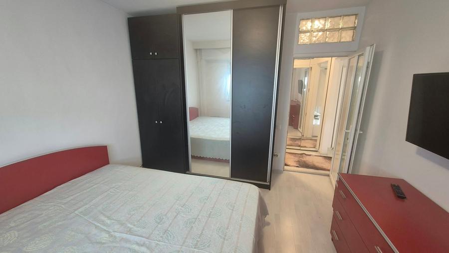 Apartament cu 3 camere semidecomandat în Obor