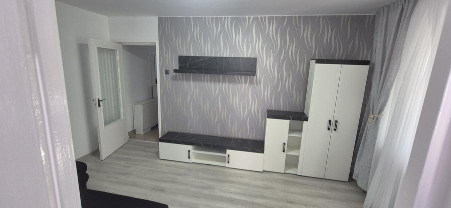 Apartament cu 3 camere semidecomandat în Central