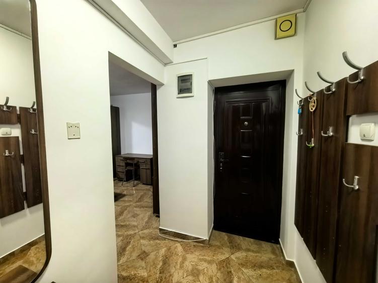Apartament cu 3 camere semidecomandat în Giulești
