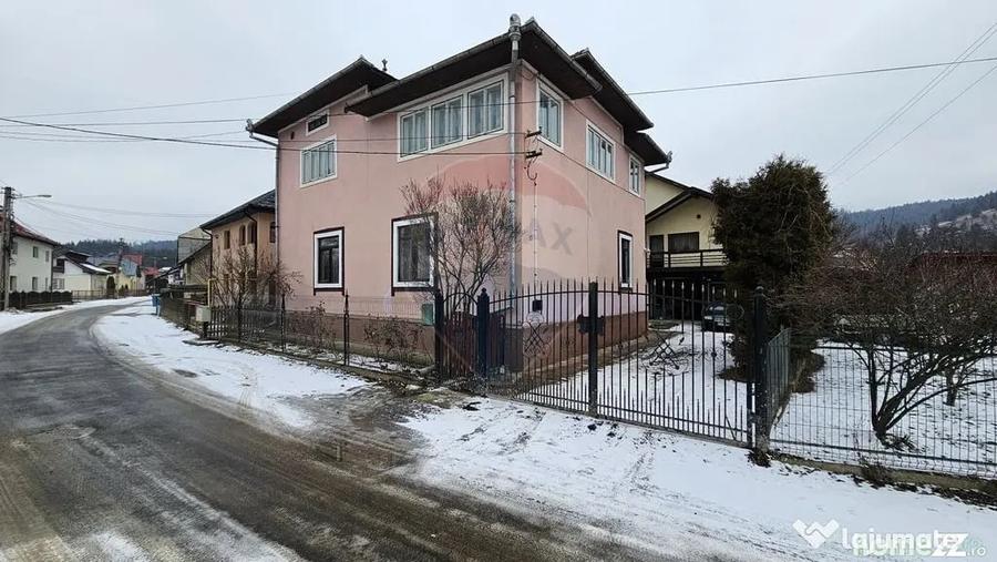Casă cu 3 camere cu Teren 200 Mp în Central