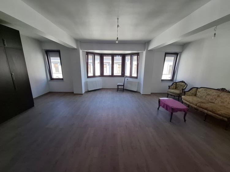 Apartament cu 3 camere decomandat în Boul Roșu