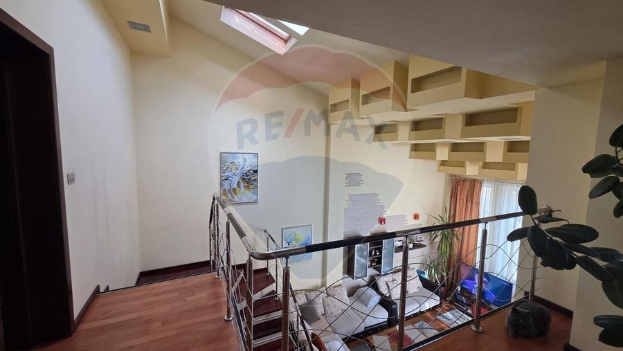 Casă individuală cu 7 camere cu Teren 1371 Mp în Nord-Est