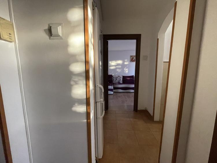 Apartament cu 2 camere semidecomandat, mobilat în Tei