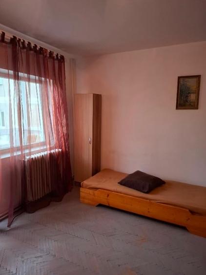 Apartament cu 3 camere semidecomandat, mobilat în Tătărași
