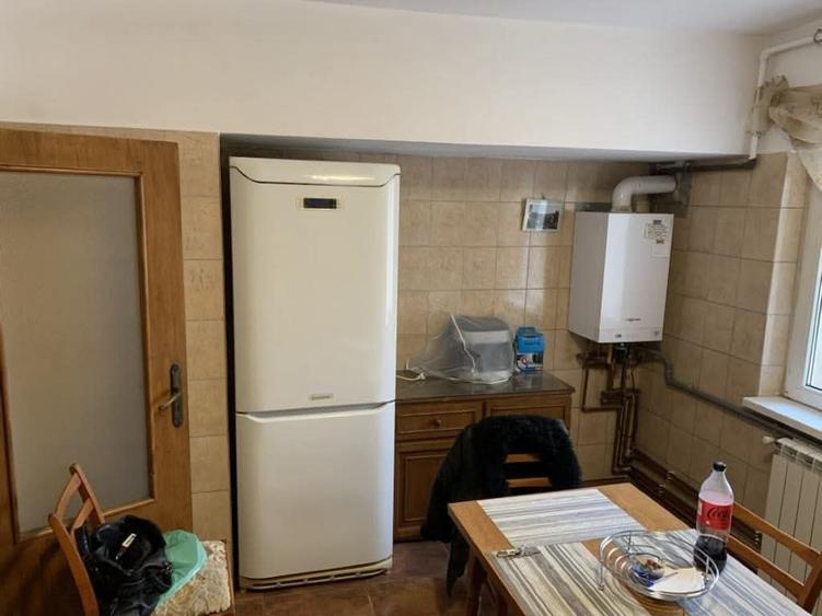 Apartament cu 4 camere decomandat în Trocadero