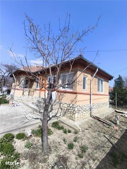 Casă cu 3 camere semidecomandat cu Teren 844 Mp în Pietroasele