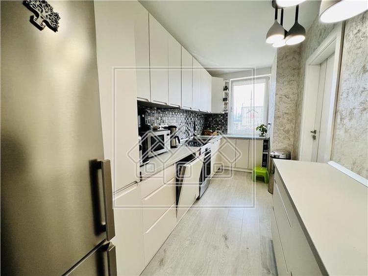 Duplex cu 4 camere cu Canalizare în Cristian