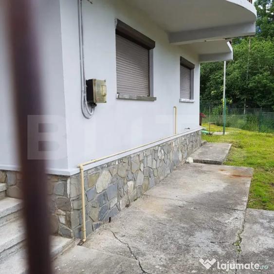 Casă cu 5 camere cu Teren 586 Mp în Poiana Țapului