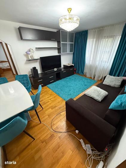 Apartament cu 3 camere semidecomandat în Craiovița Nouă